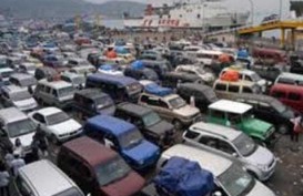 ARUS BALIK: Kendaraan Pribadi Padati Pelabuhan Bakauheni